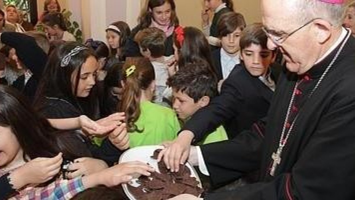 El arzobispo Osoro triunfa entre los pequeños feligreses con la ayuda de unas galletas