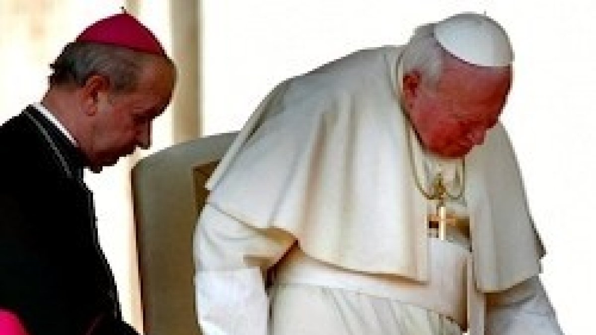 El hoy cardenal Dziwisz junto con San Juan Pablo II en una audiencia general de 2002.