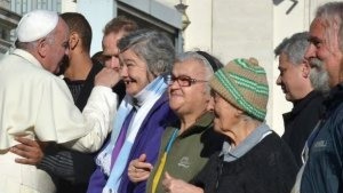 El Papa Francisco abraza a unos indigentes de Roma