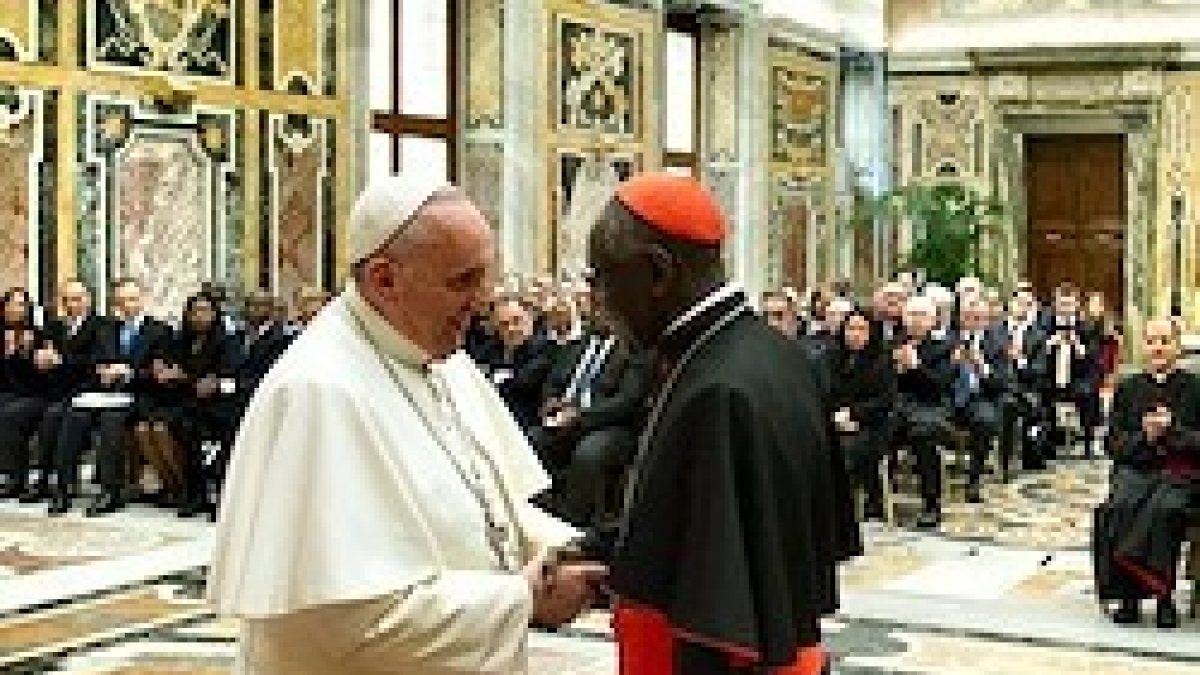 Francisco saluda al cardenal haitiano Chibly Langlois.