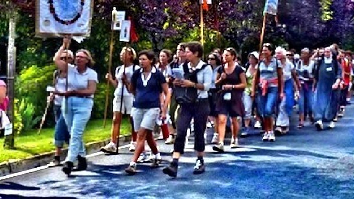 Pellevoisin es destino habitual de peregrinación de las familias, que se reúnen por cientos en la explanada.