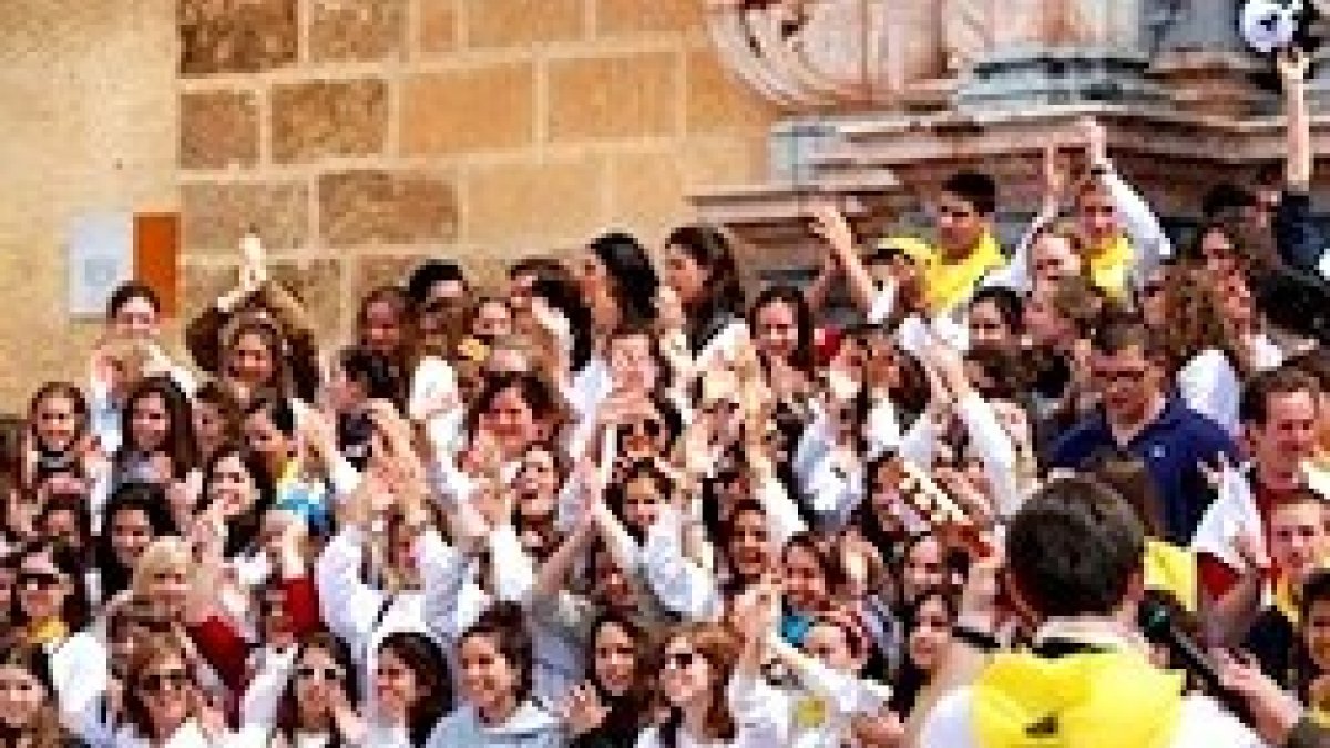 Los jóvenes de Juventud y Familia Misionera animan las parroquias y organizan adoraciones eucarísticas nocturnas.