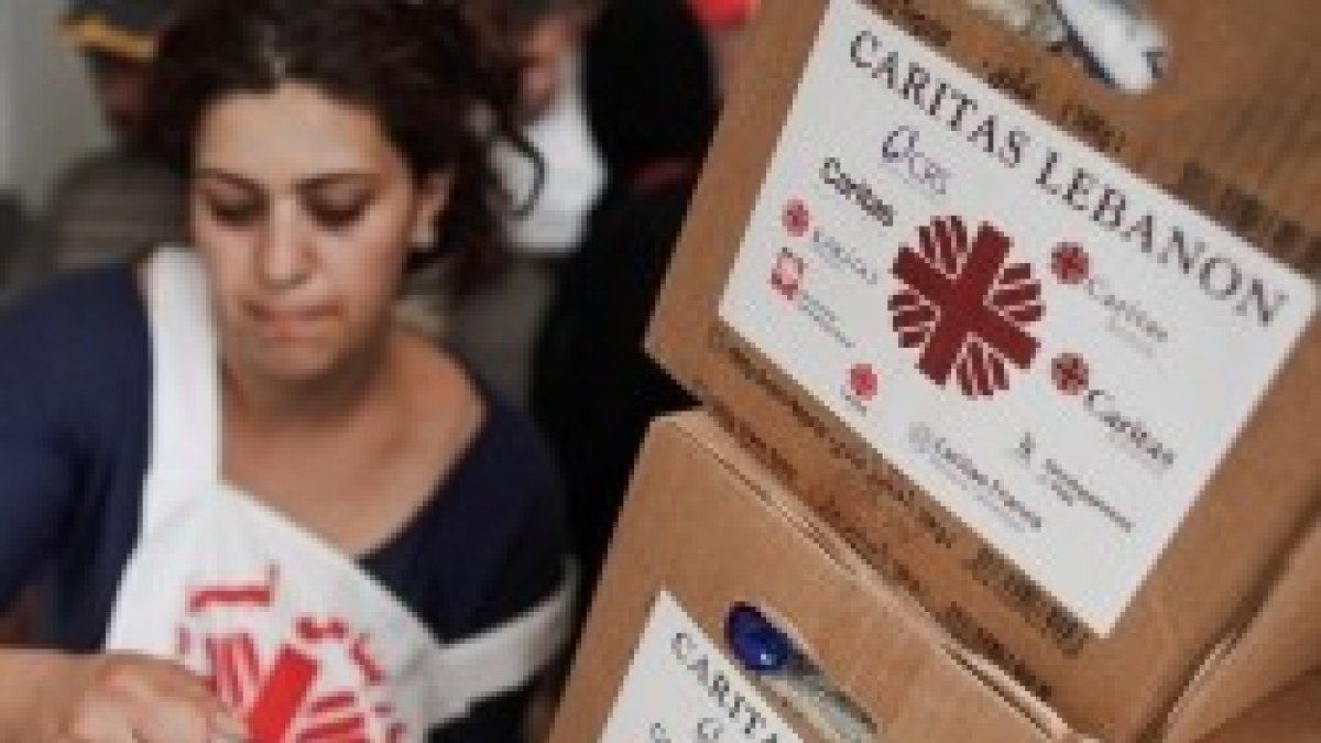 Una voluntaria con materiales de Cáritas Líbano para los refugiados
