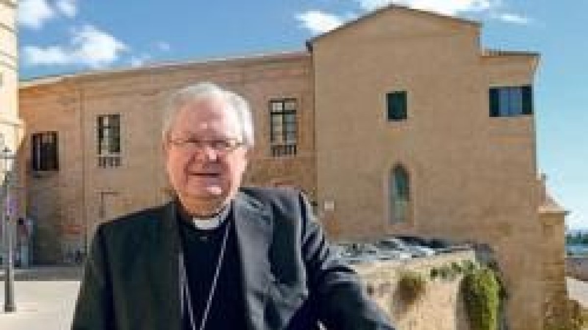 Javier Salinas, obispo de Mallorca, en el mirador de la Seu