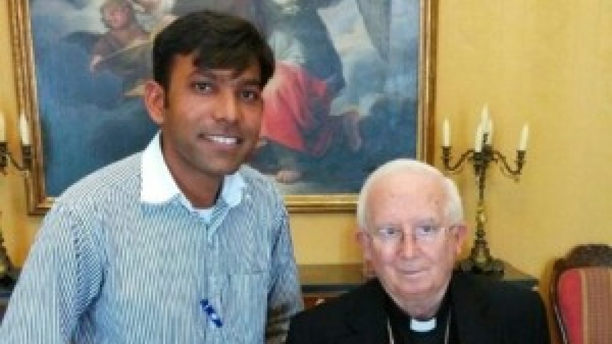 El joven católico pakistaní Joseph Anwar con el cardenal Cañizares