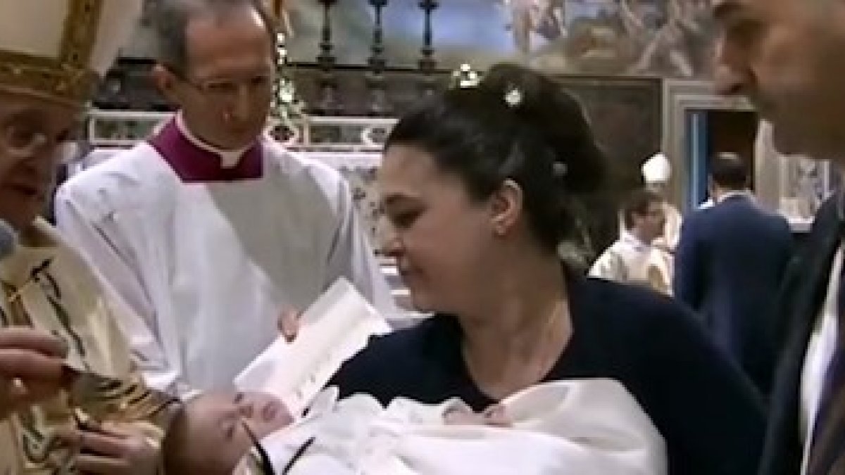 La ceremonia de los bautizos llenó de bullicio la basílica de San Pedro.