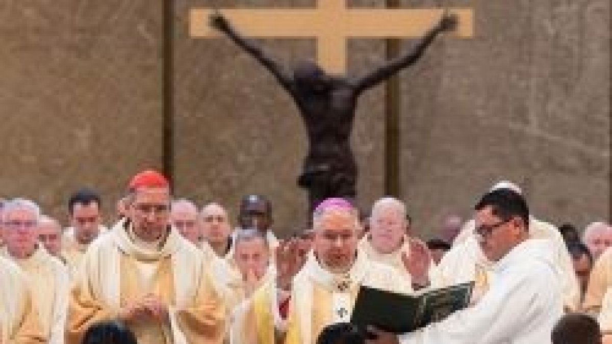 El arzobispo Gómez de Los Ángeles en la ordenación de 8 nuevos sacerdotes en mayo de 2015