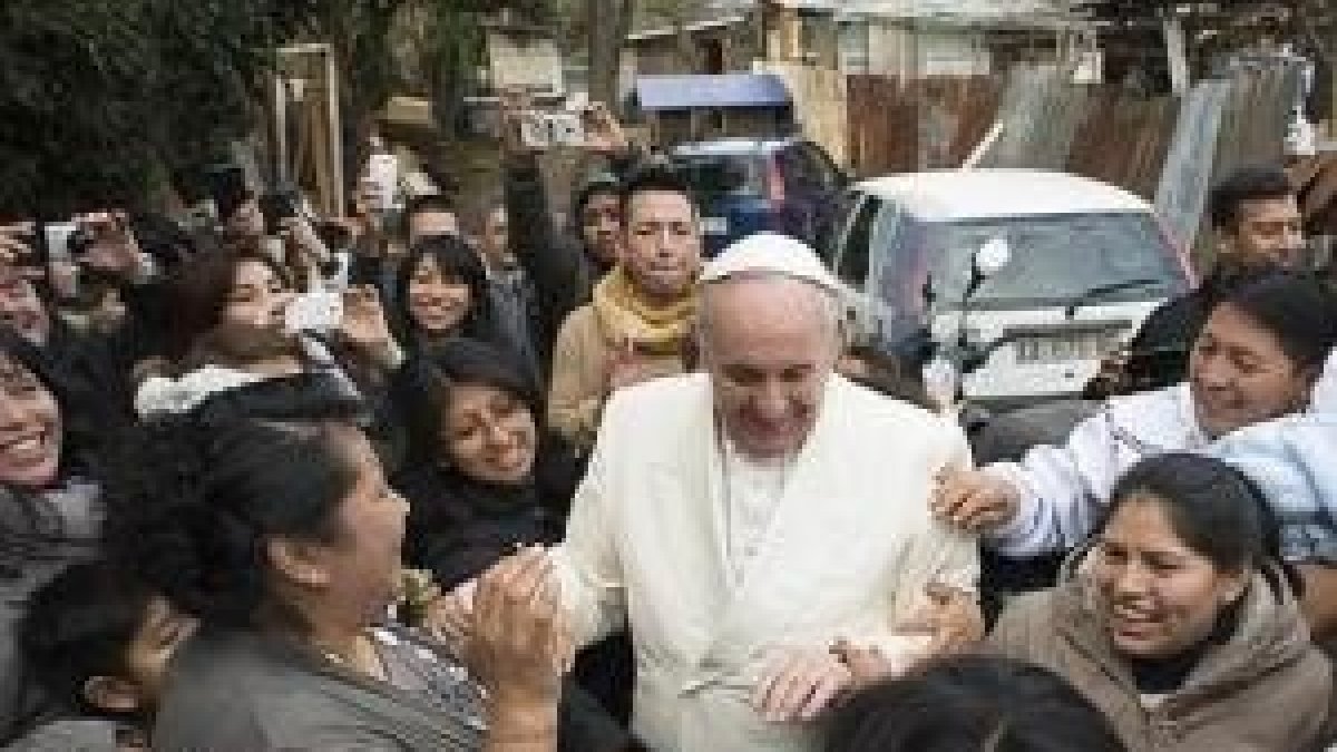 El papa Francisco visita por sorpresa un poblado de gente humilde