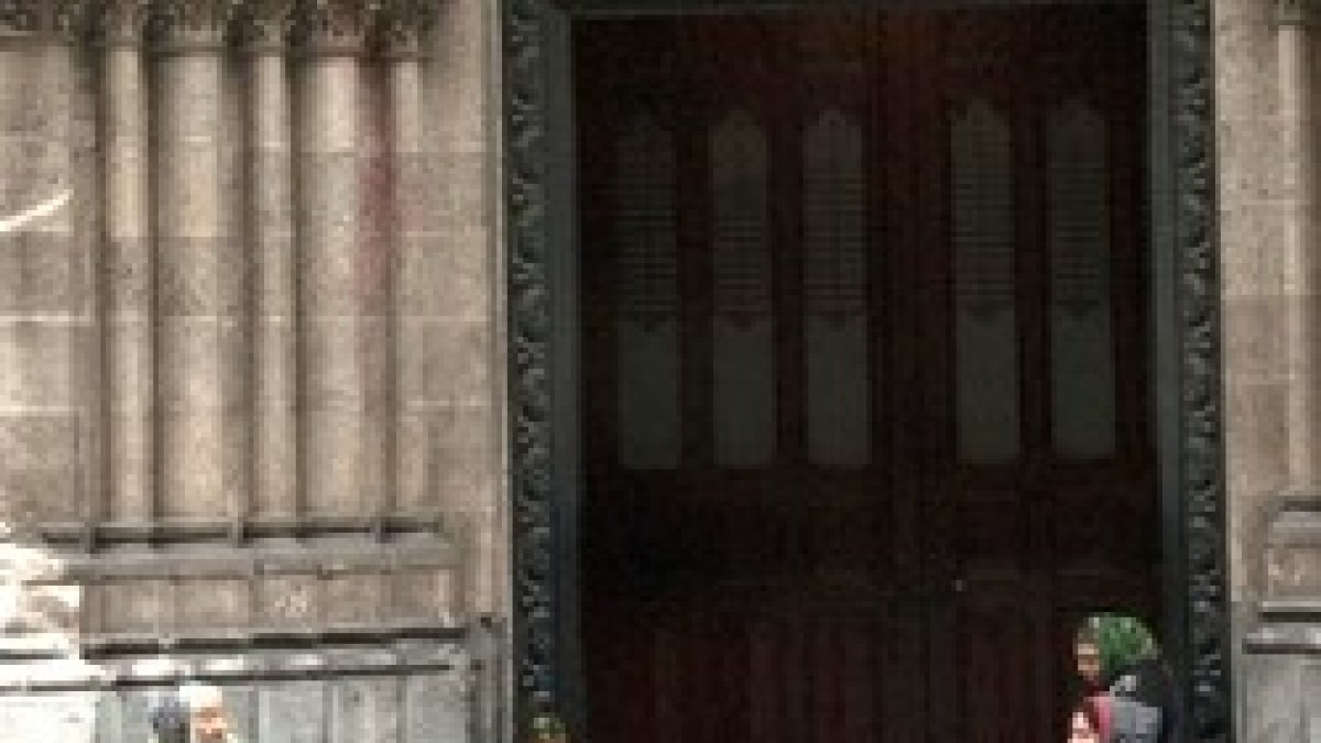 Dar limosna a los mendigos de la puerta del templo no ayuda de verdad, y hasta perjudica - es mejor canalizar a través de Cáritas y organizaciones eficaces