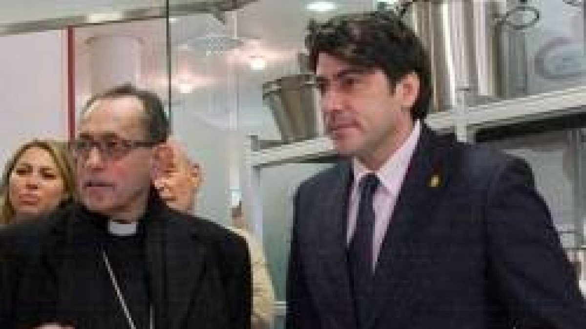 El alcalde de Alcorcón -del PP, partido que ahora acepta el aborto- y el obispo de Getafe, en un comedor de Cáritas