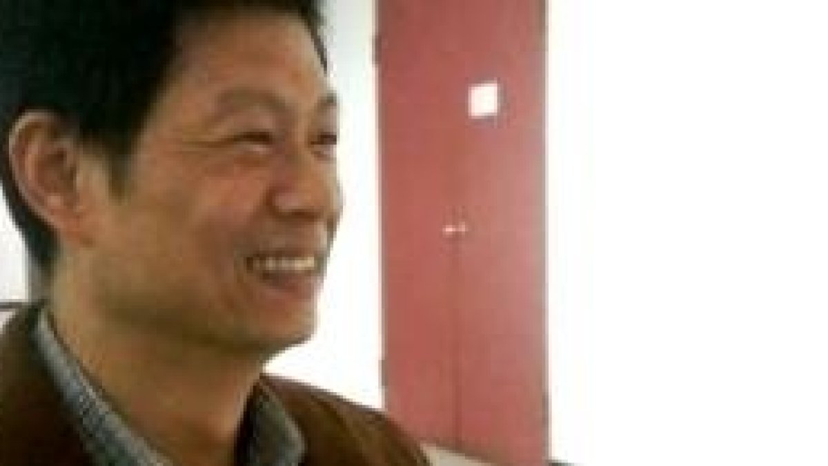 El profesor Wang explica que con su conversión ha visto la necesidad de orientar más en valores a los jóvenes