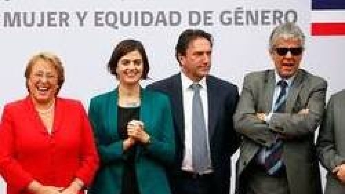 Michelle Bachelet, Claudia Pascal y otros miembros de su entorno al presentar el Ministerio de Mujer