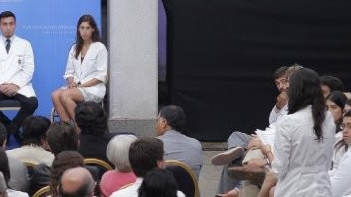 La presidenta Bachelet con cara de asombro mientras la joven licenciada en medicina le da nociones básicas de ciencia - el aborto mata seres humanos, no es un acto médico