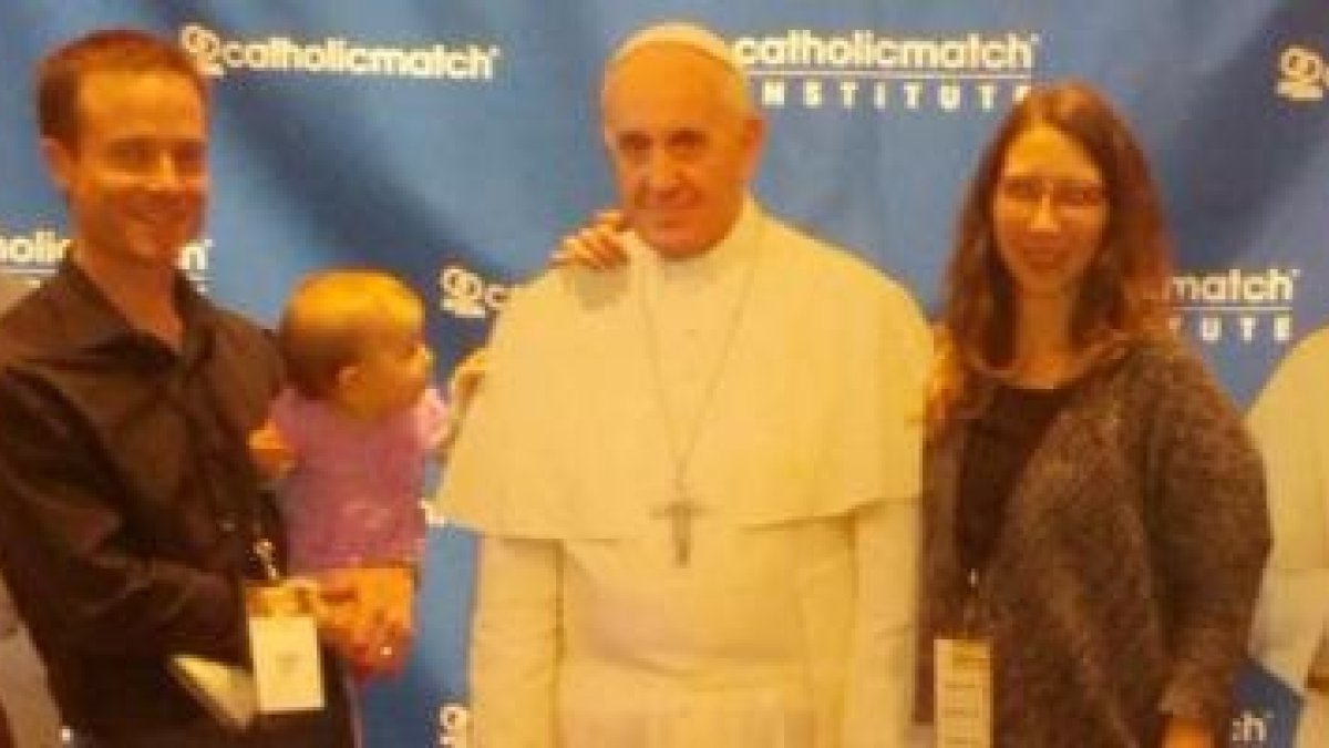 Kyle Neilson y su familia en un evento para evangelizadores católicos que homenajeaba a los 3 Papas del siglo XXI