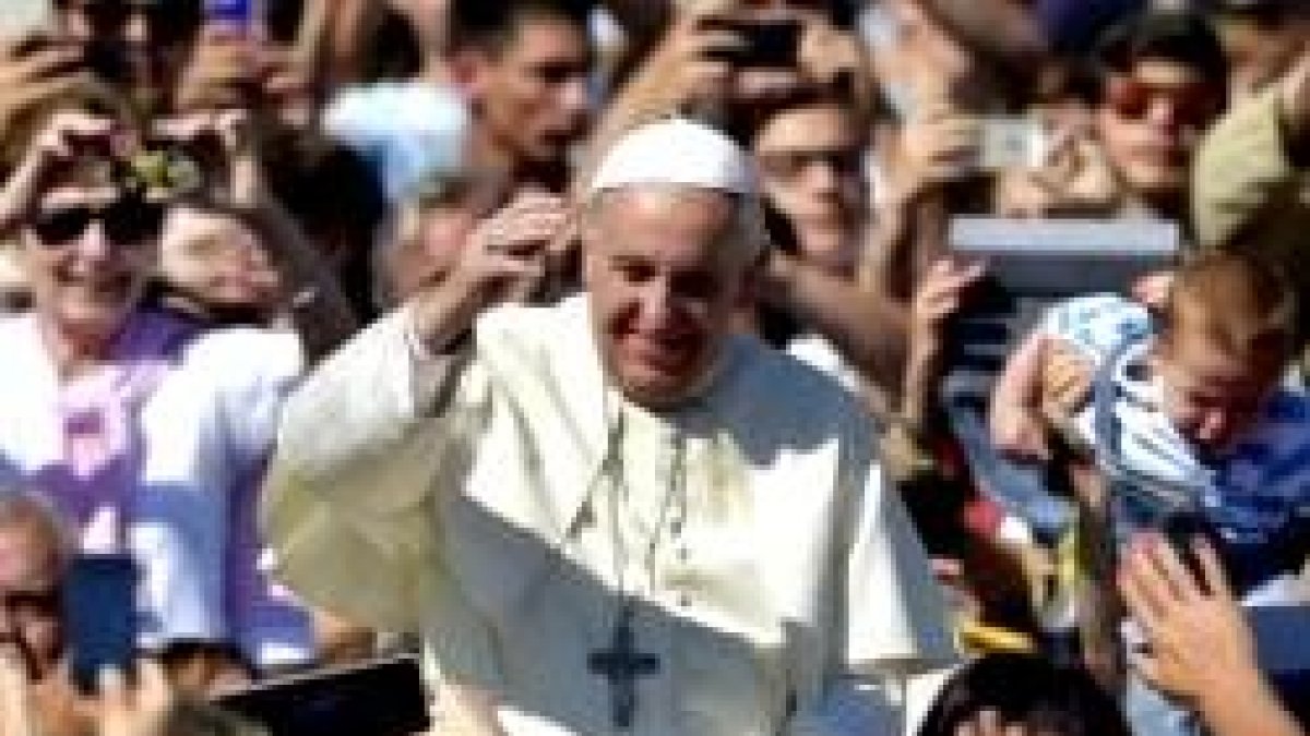 Francisco saluda a los peregrinos que se reúnen los miércoles ante el Vaticano