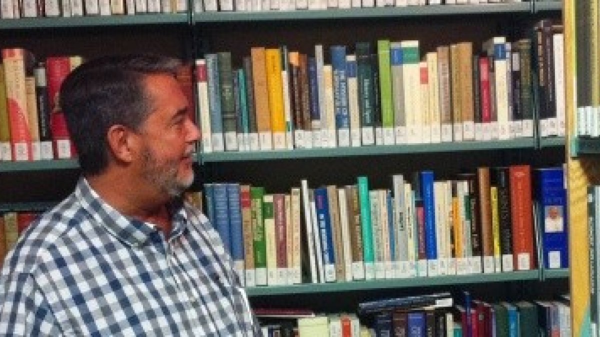 Scott Hahn, teólogo y biblista profesor en la Universidad Franciscana de Steubenville, rodeado de libros de teología