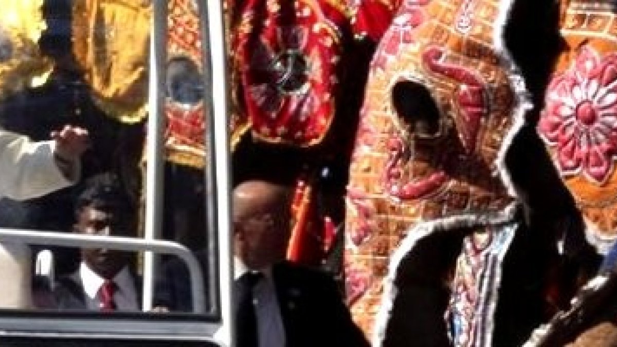 Francisco fue recibido con un despliegue de color en Sri Lanka... y con elefantes