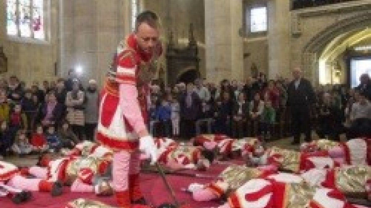 Aunque el decurión intenta despertar a los soldados, éstos siguen sumidos en un profundo sopor