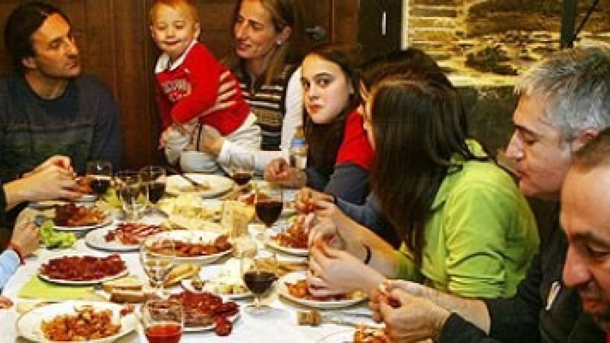 Las Navidades pueden ser duras para los separados o divorciados... si una familia sana les invita a cenas o actividades puede ser terapéutico y sanador