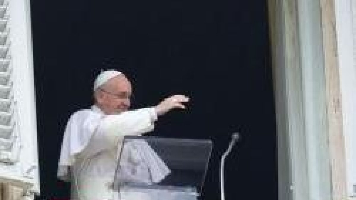 En el rezo del Regina Coeli el Papa ha recordado a los cristianos perseguidos y asesinados y pide actuar a la comunidad internacional