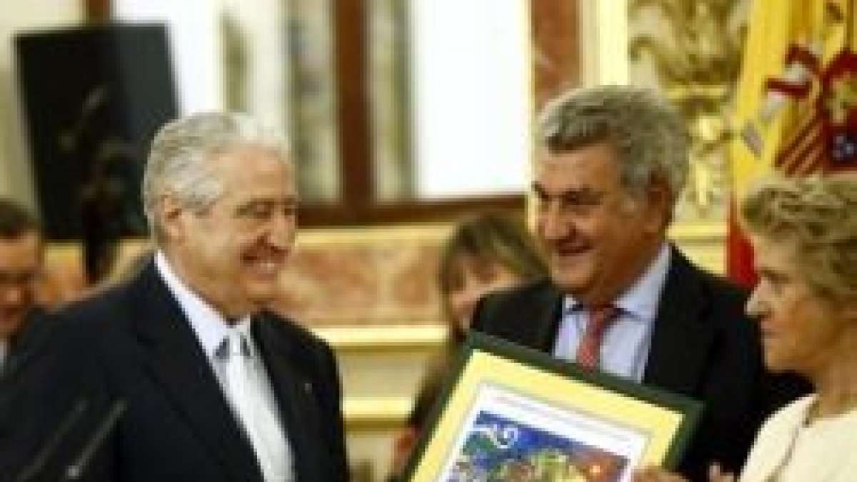 El presidente de Cáritas Española, Rafael del Río, recibió el premio de manos de Soledad Becerril, la Defensora del Pueblo