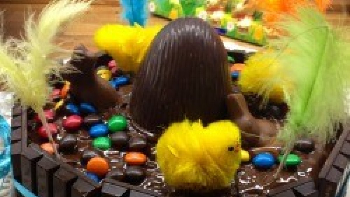 El lunes de Pascua siempre ha sido festivo en Cataluña, donde los padrinos regalan estas monas de chocolate a los ahijados - huevos y pollitos simbolizan la Resurrección