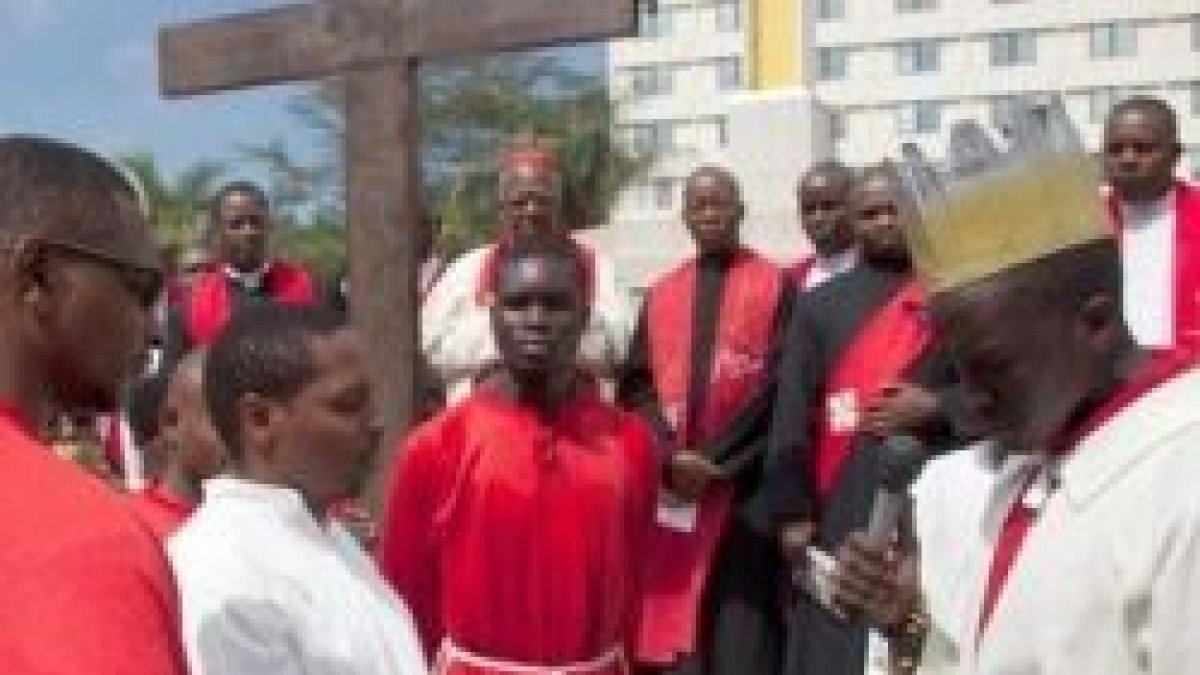 Representación de la Pasión en un oficio católico en Kenia, con el color rojo del martirio
