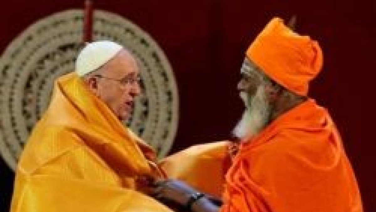 El representante de la comunidad hindú en Sri Lanka -país mayoritariamente budista- da la bienvenida al Papa con un chal que expresa honor y respeto