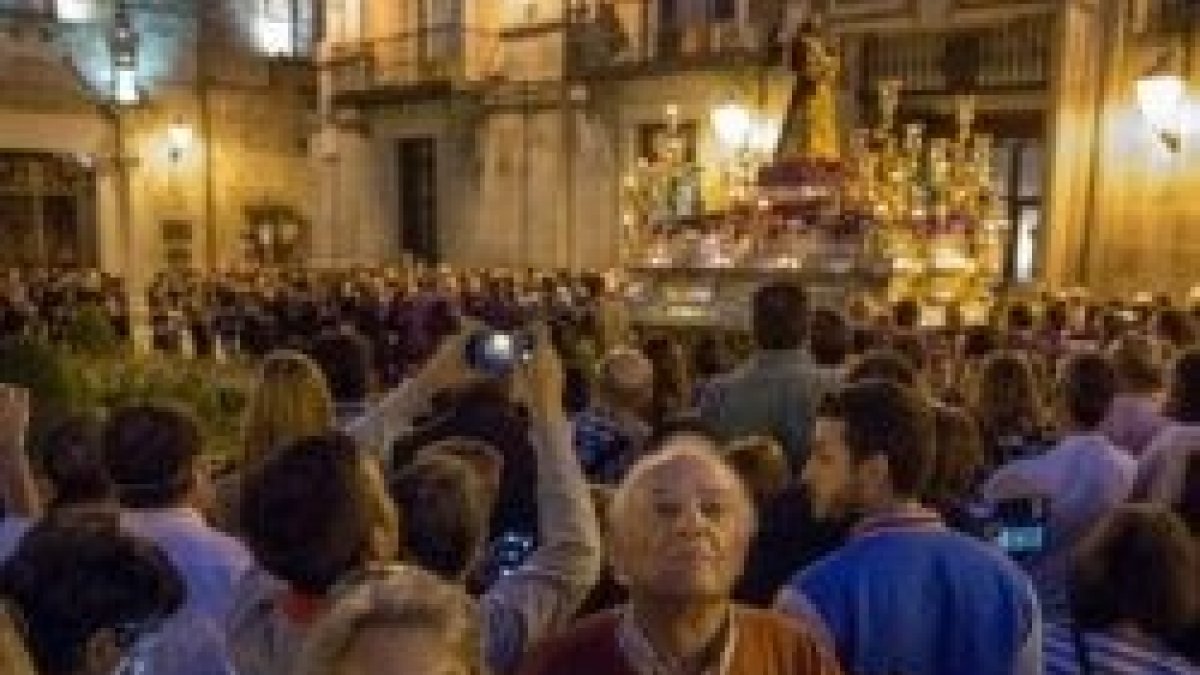 Anette Loja, Luis Vega y Bity Sánchez, de la Asociación de Ateos de Madrid, algo descolocados en la procesión de Jesús el Pobre