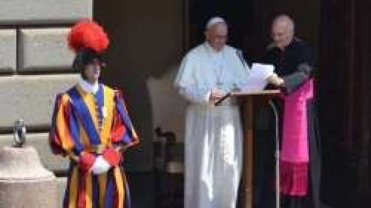 El Papa Francisco en la entrada de la residencia de Castel Gandolfo