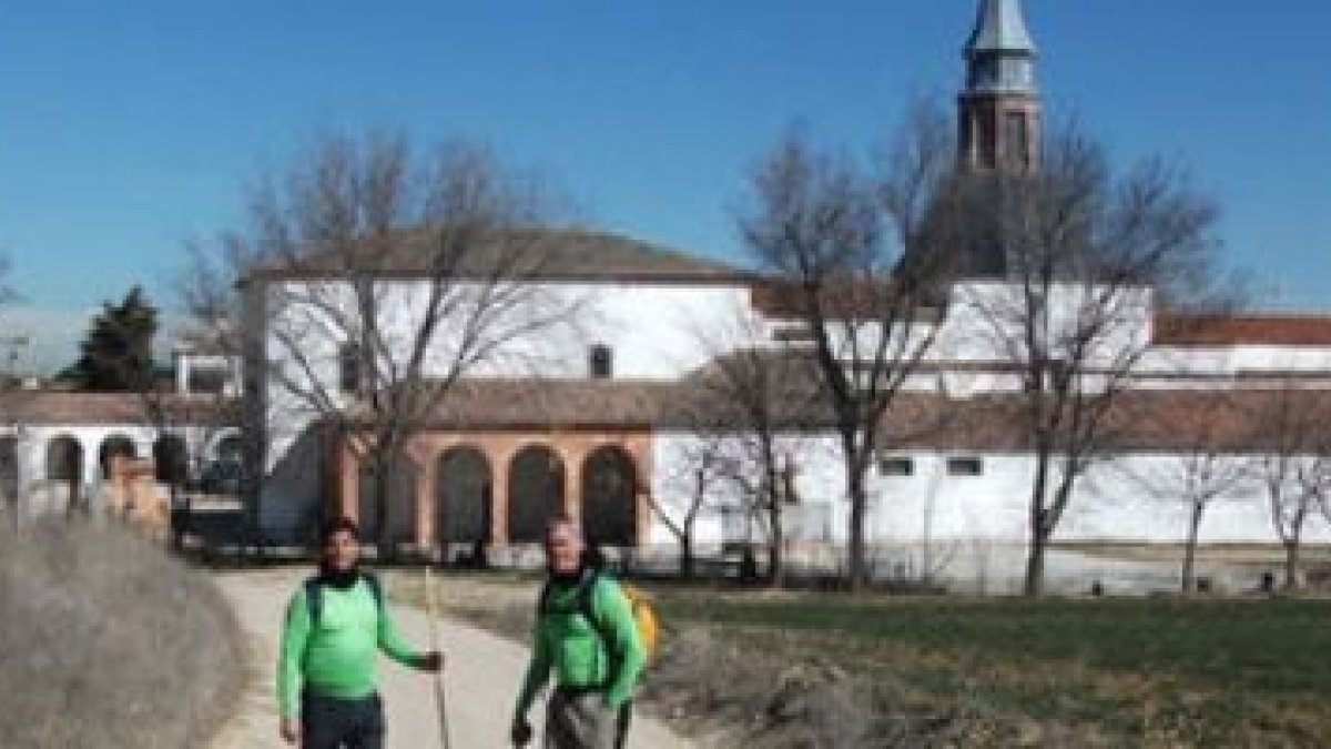 Peregrinos se acercan al convento de la llamada Santa Juana de Sagras, aunque por ahora no está aún ni beatificada, pero devotos no le faltan