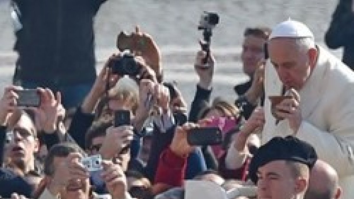 Francisco acepta un mate en una Plaza de San Pedro llena de peregrinos entusiastas