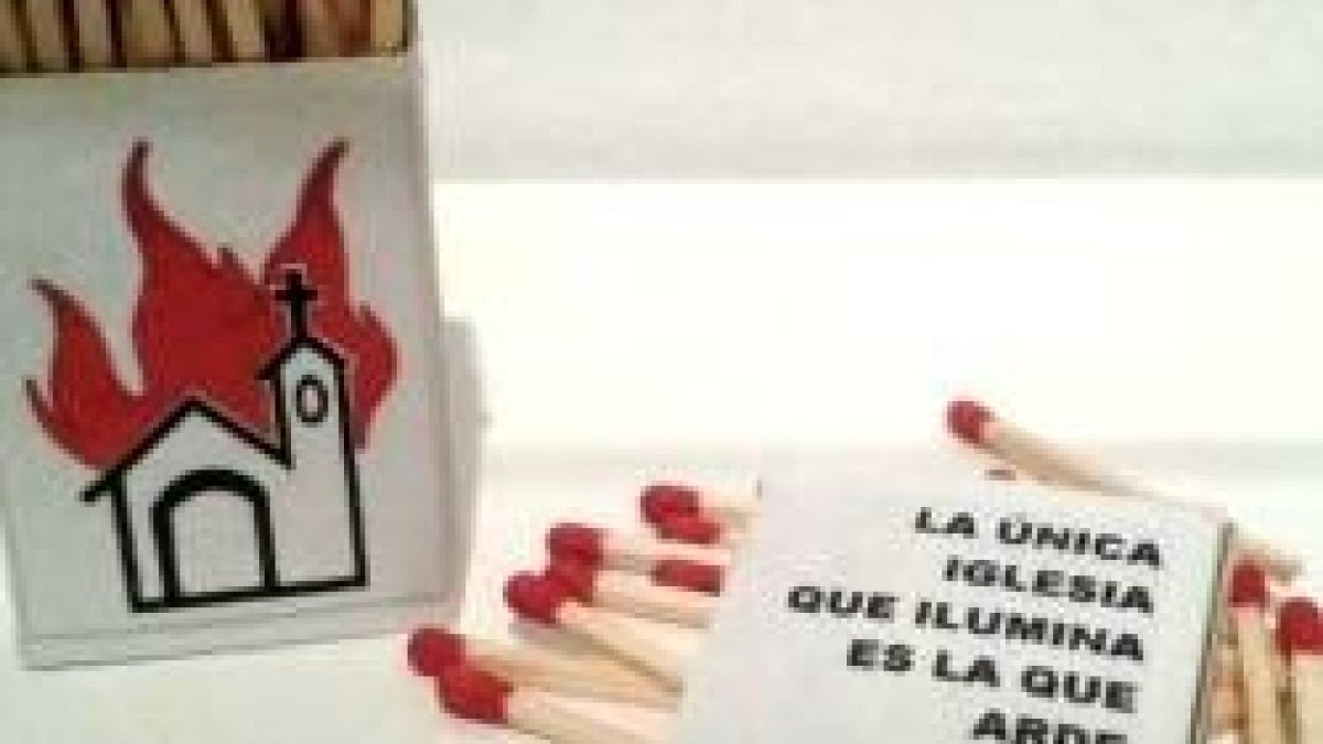 Una de las obras cristianófobas de la exposición que promueve la quema de iglesias