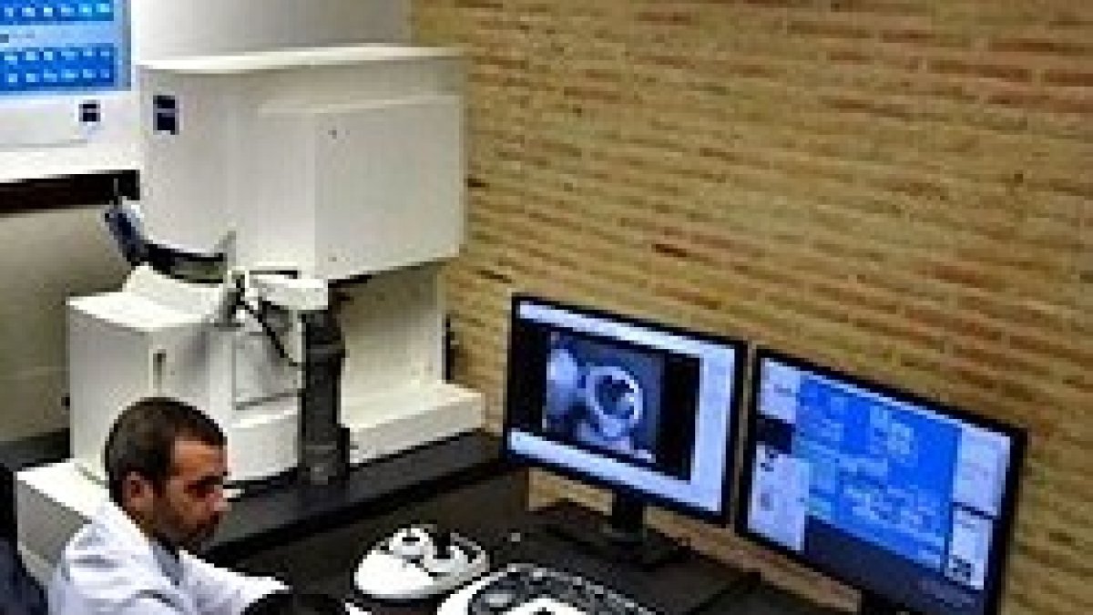 Microscopio de barrido electrónico de la UCAM.