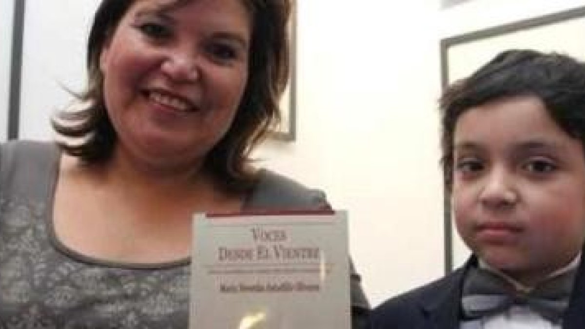 Nevenka Astudillo con su hijo Etián de 9 años, y el libro en que cuenta su testimonio - la ley provida en Chile salva miles de vidas