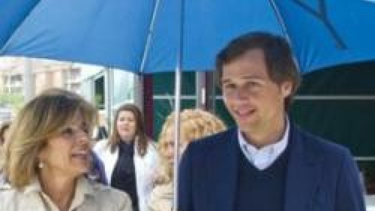 Ana Botella y Antonio González Terol paseando por Boadilla -ella ya no es candidata, pero él sí - apoyan la marcha provida