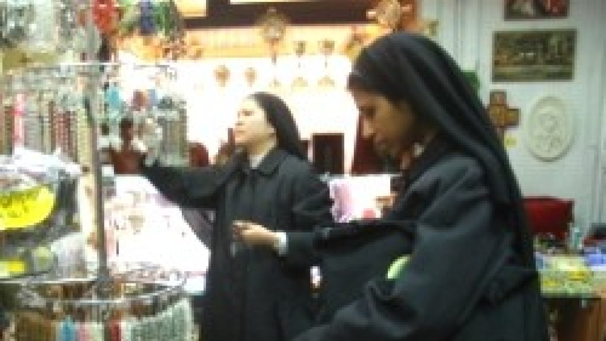 Dos monjas en una tienda de recuerdos religiosos en Roma