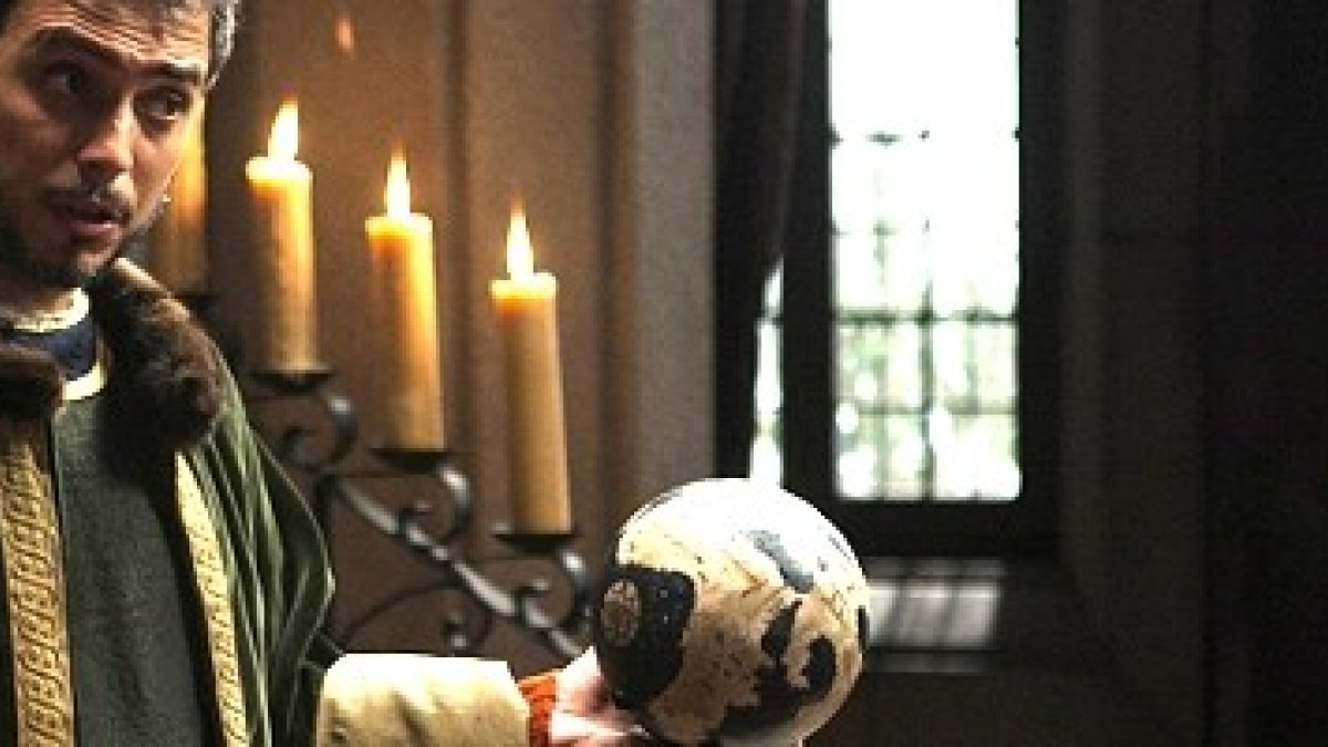 Cristóbal Colón, con su esfera del mundo en la mano, en la serie de RTVE sobre los Reyes Católicos