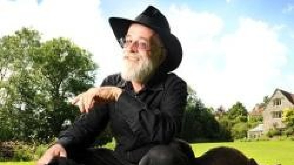 Terry Pratchett, con su inseparable sombrero negro y un gato a juego
