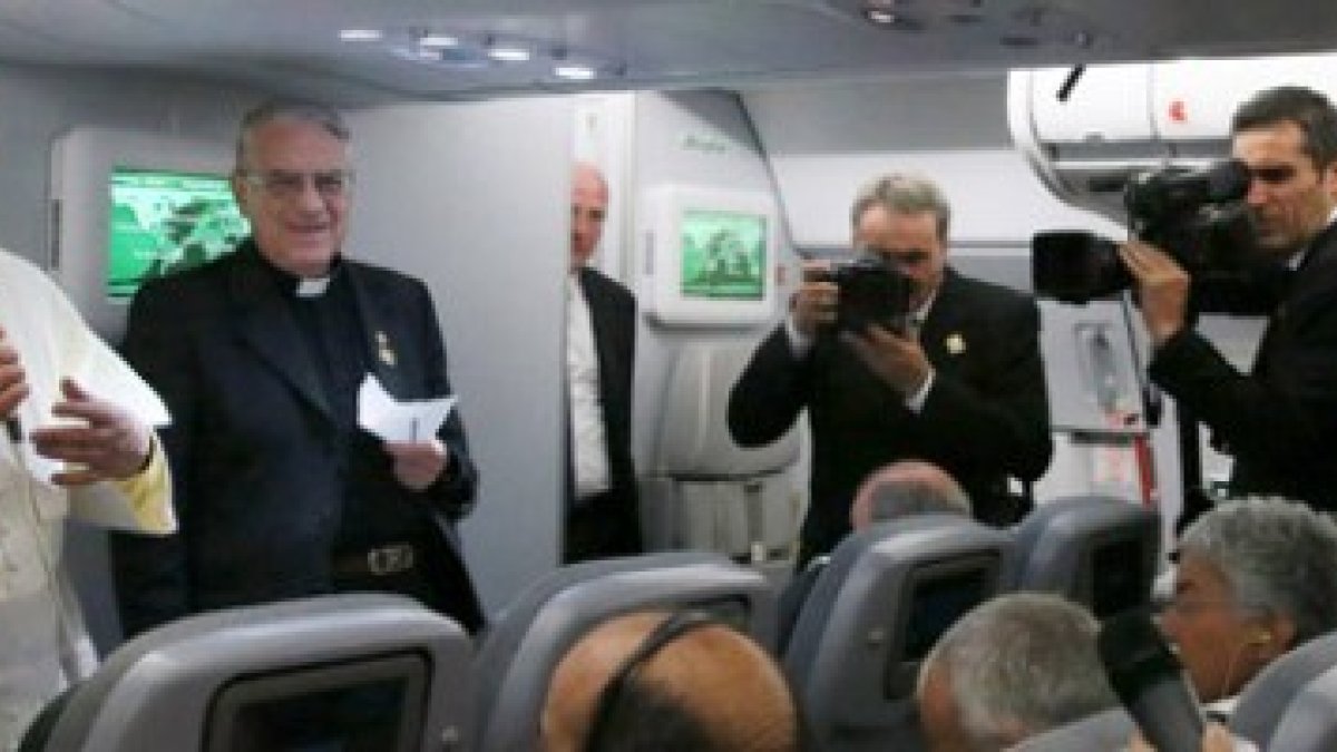 El Papa ha hablado con los periodistas en su trayecto de seis horas de Sri Lanka a Filipinas