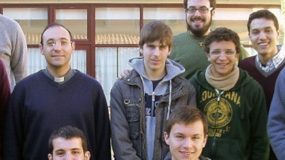 Emili Marlés -a la derecha de la foto- tiene continuo contacto con jóvenes y sus dudas, y como físico y sacerdote sabe de la importancia de armonizar fe y razón