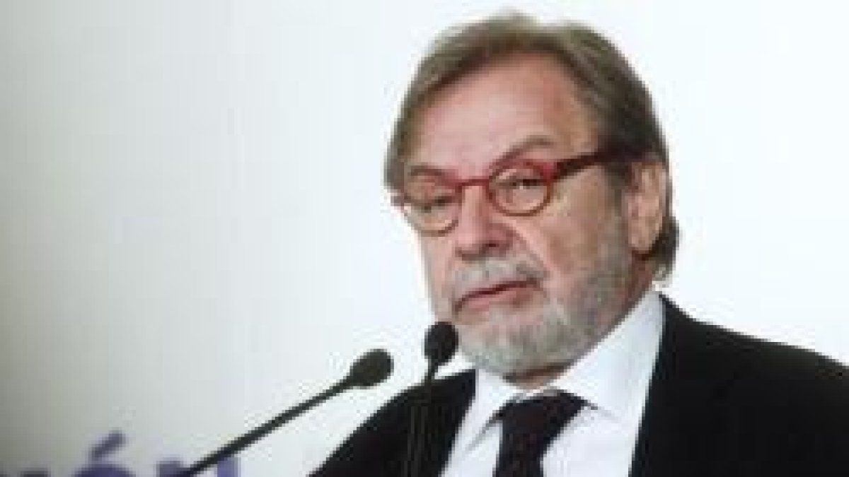 Cebrián, dirigente del Grupo Prisa, aprovecha el homenaje a los caricaturistas asesinados para arremeter contra el obispado de Córdoba