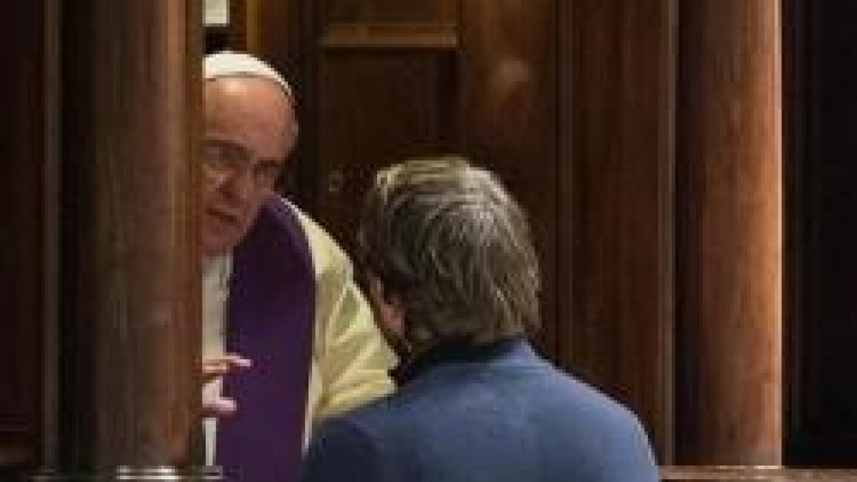 El Papa Francisco confesando...