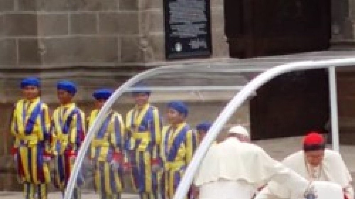 Niños filipinos vestidos de Guardia Suiza reciben al Papa a la entrada de la catedral de Manila