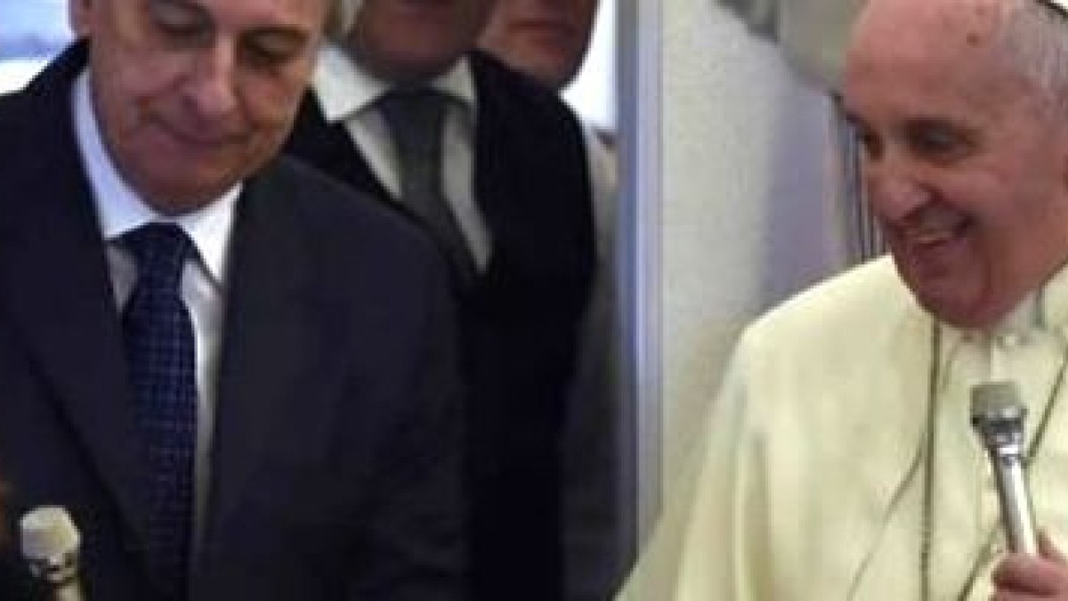 Valentina Alazraki con el Papa Francisco en su avión en enero -era el cumpleaños de ella y el Papa hizo sacar un pastel con una vela