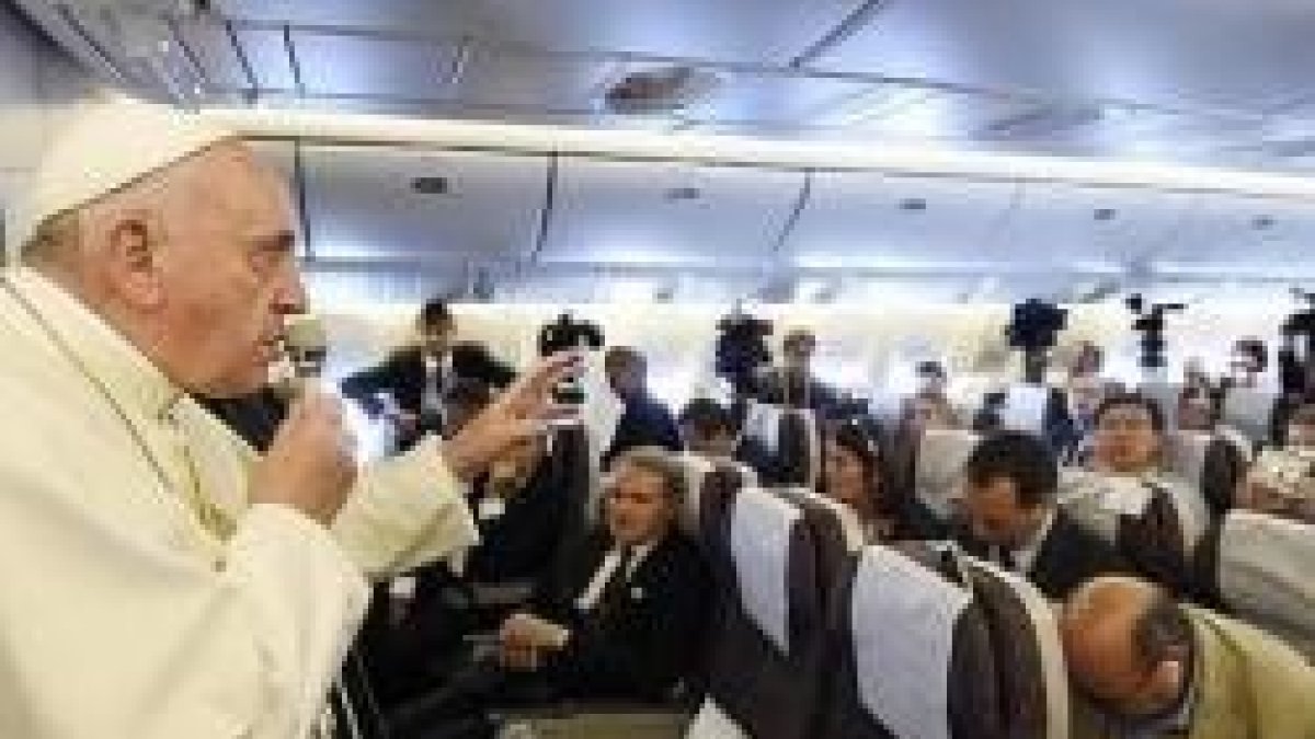 El Papa Francisco con periodistas en el avión de vuelta de Corea