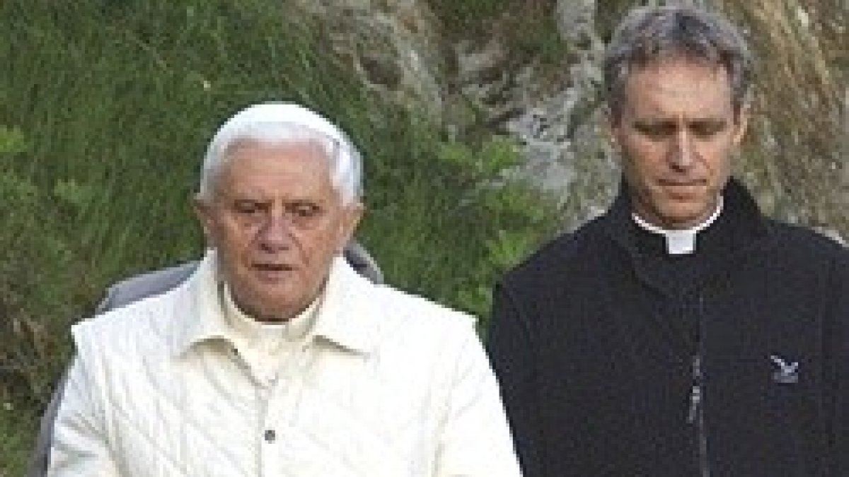 Ganswein reza y pasea con Benedicto XVI en una foto de hace pocos años