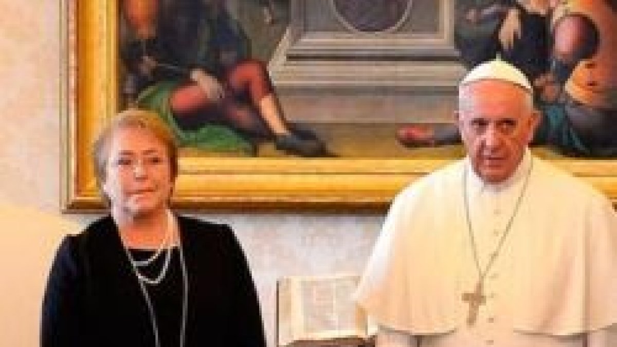 La presidenta chilena, Bachelet, con el Papa Francisco - ella quiere imponer el aborto en Chile