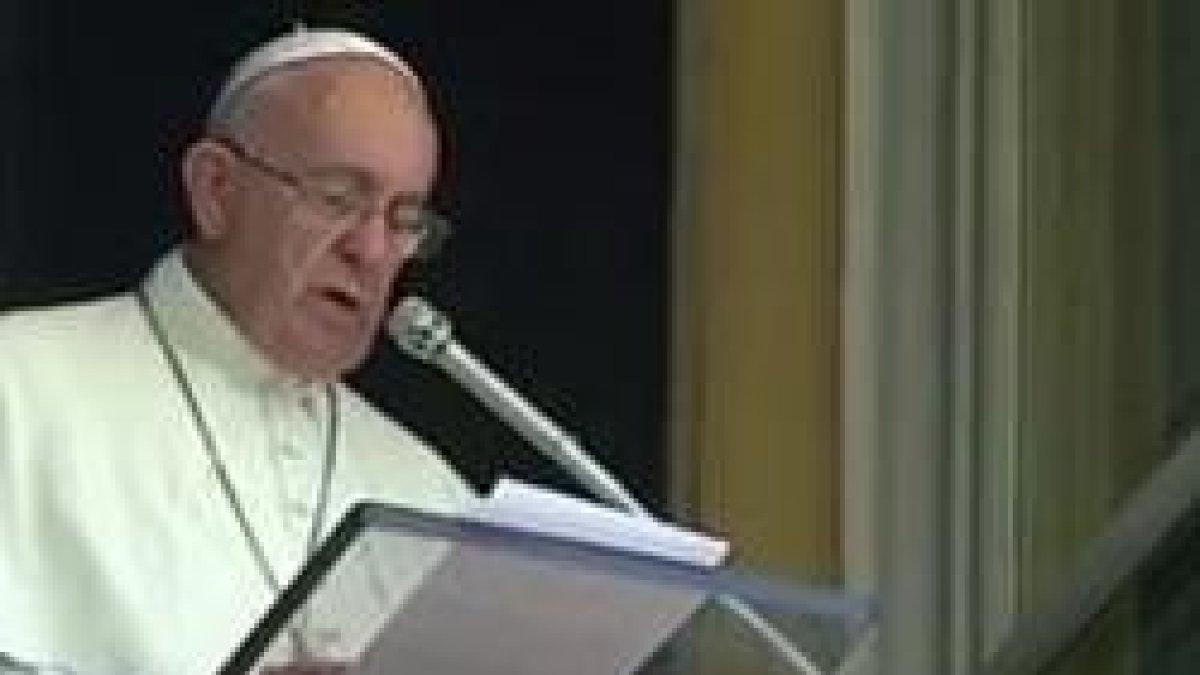 Francisco, desde el Palacio Apostólico, se dirige al pueblo en el rezo del ángelus cada domingo