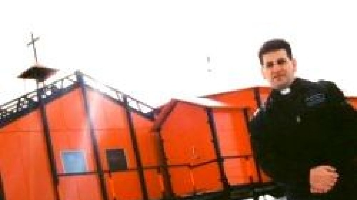 La capilla de la base argentina de Marambio, en la Antártida, con un capellán castrense que visita las bases